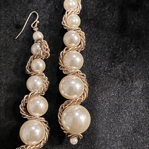 Elegant Gold and Pearl Dangle Earrings - Picture 2 of 3